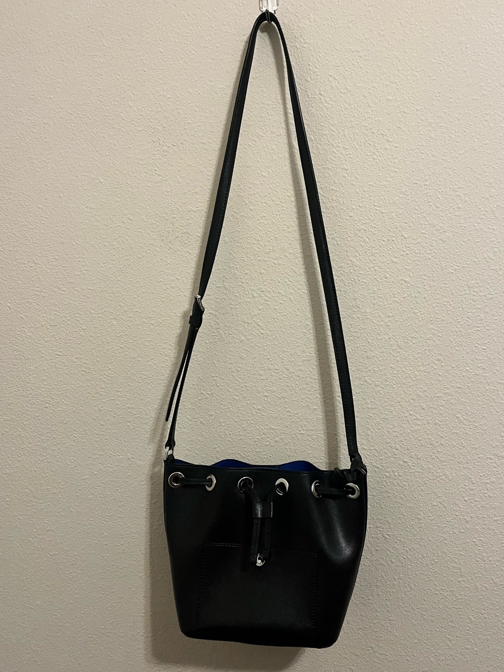 NWT Michael Kors Greenwich Saffiano Leather Bucket Bag – Black & Electric Blue